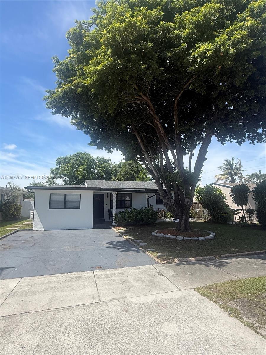 2411 Wiley St, Hollywood FL 33020 photo 2