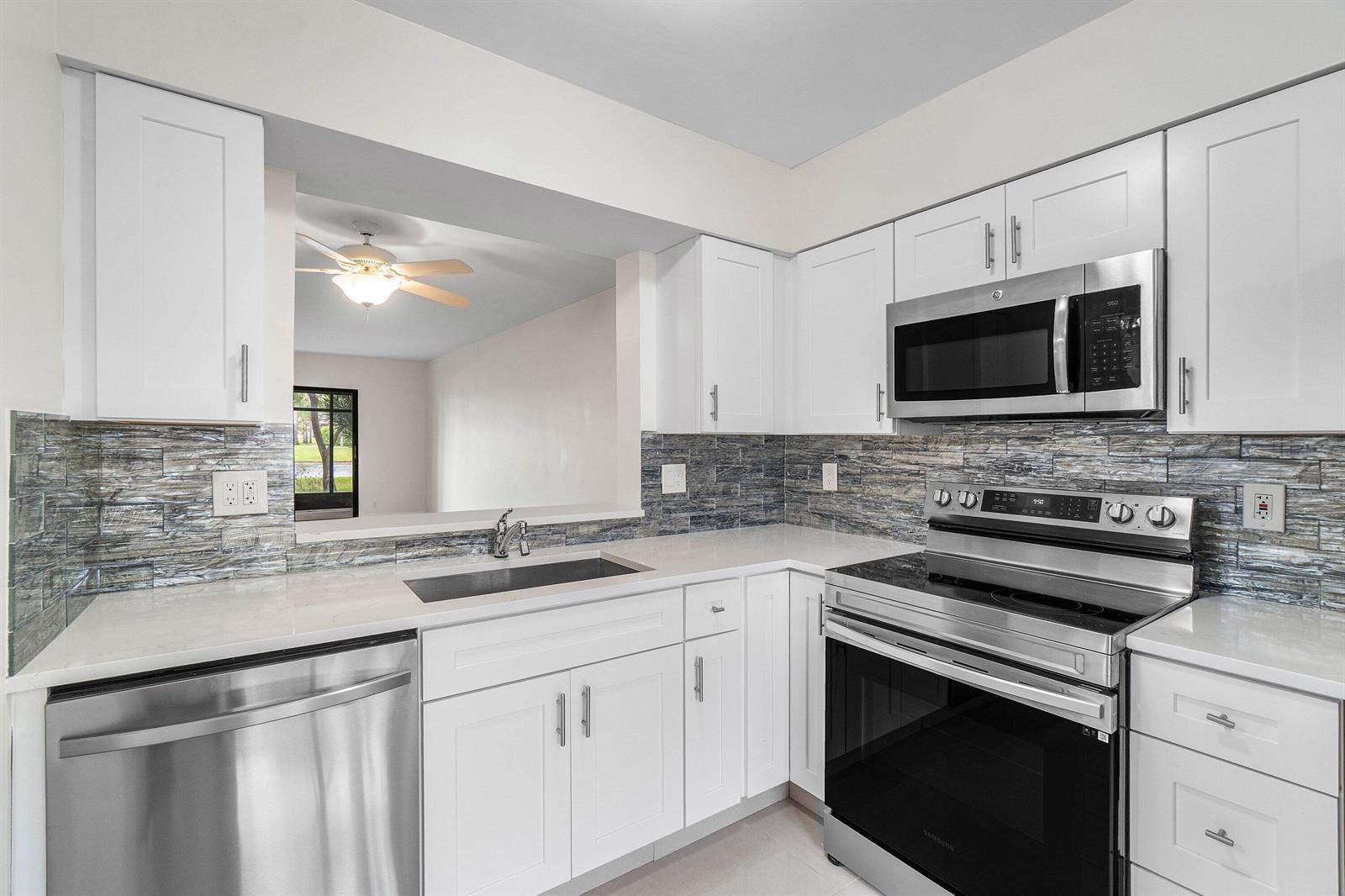 7290 KINGHURST Drive # 106, Delray Beach FL 33446 photo 4