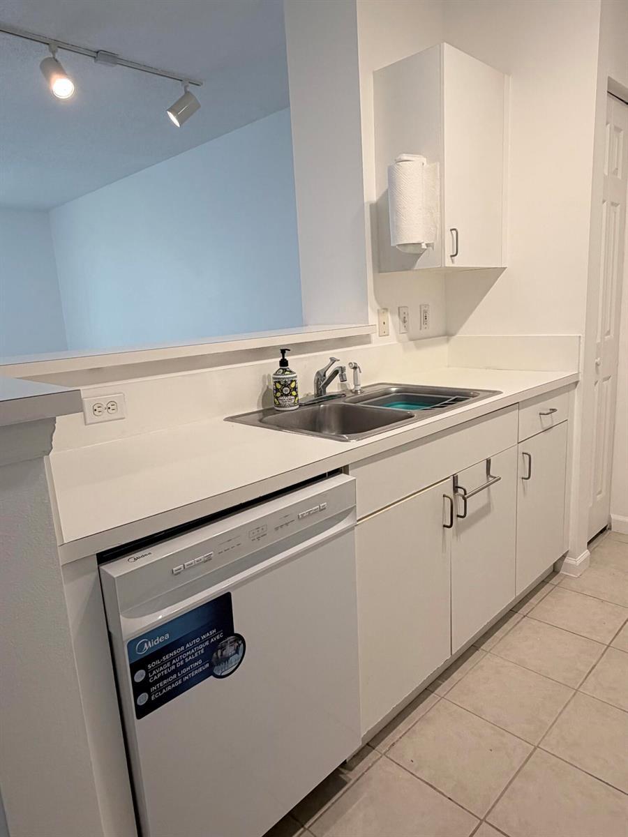 630 S SAPODILLA Avenue # 323, West Palm Beach FL 33401 photo 5