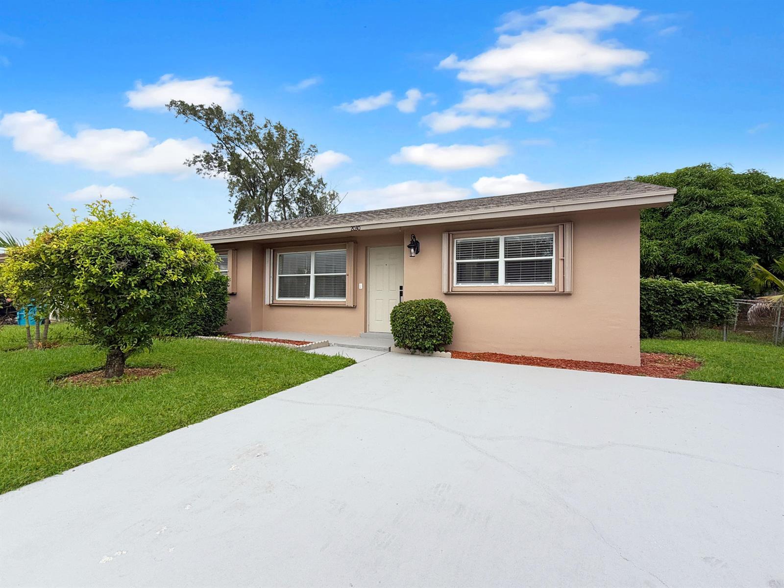2030 NE 1st Lane, Boynton Beach FL 33435 photo 2