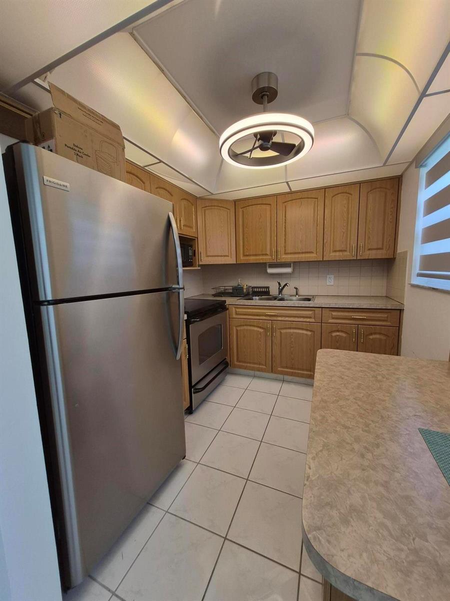 144 Dorchester G, West Palm Beach FL 33417 photo 2