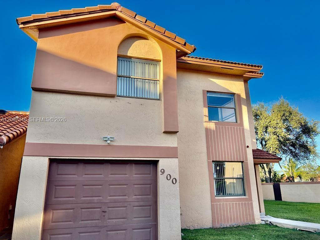 900 SW 113th Ter, Pembroke Pines FL 33025 photo 2