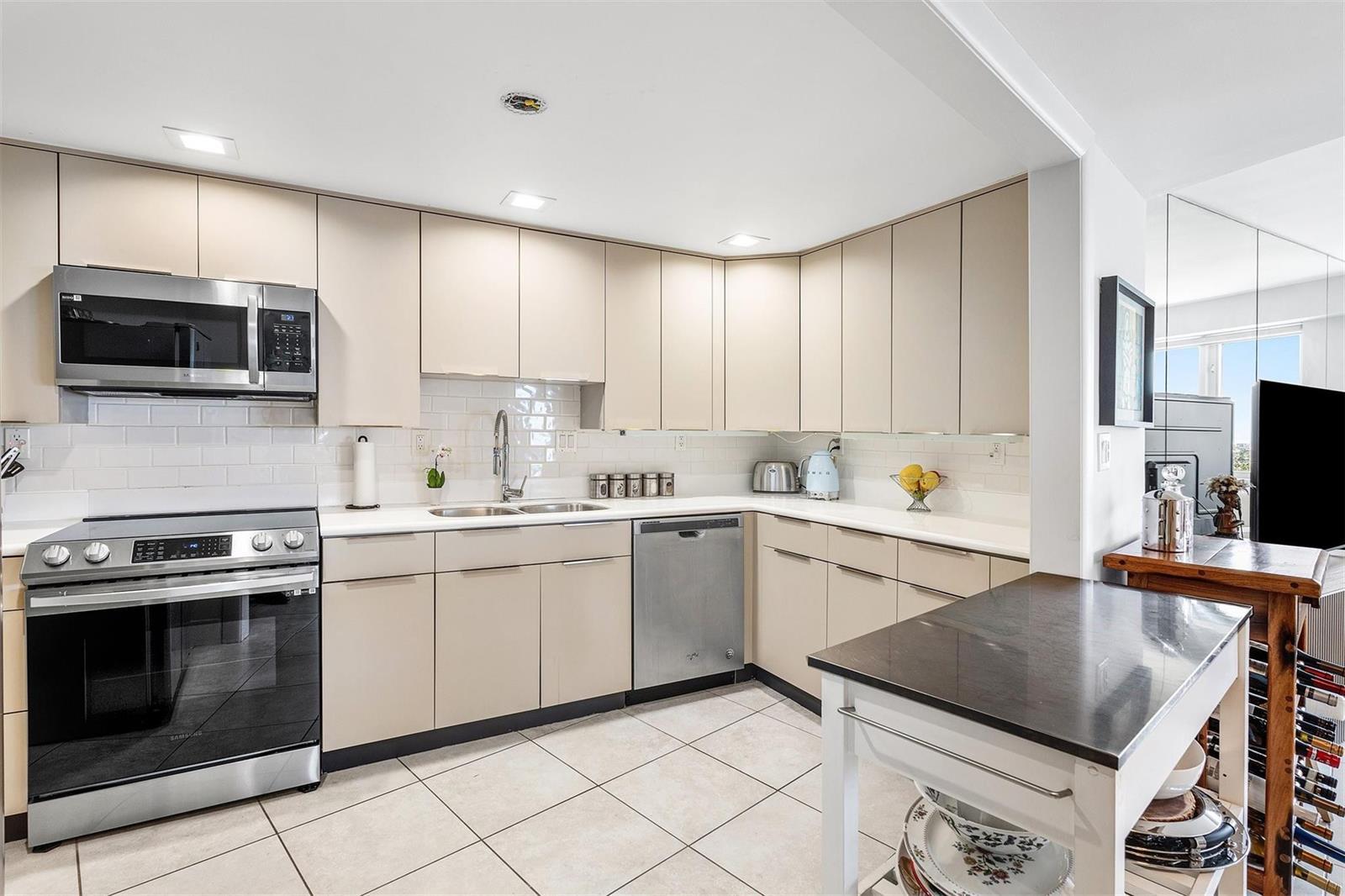 3000 Holiday Drive, Fort Lauderdale FL 33316 photo 4