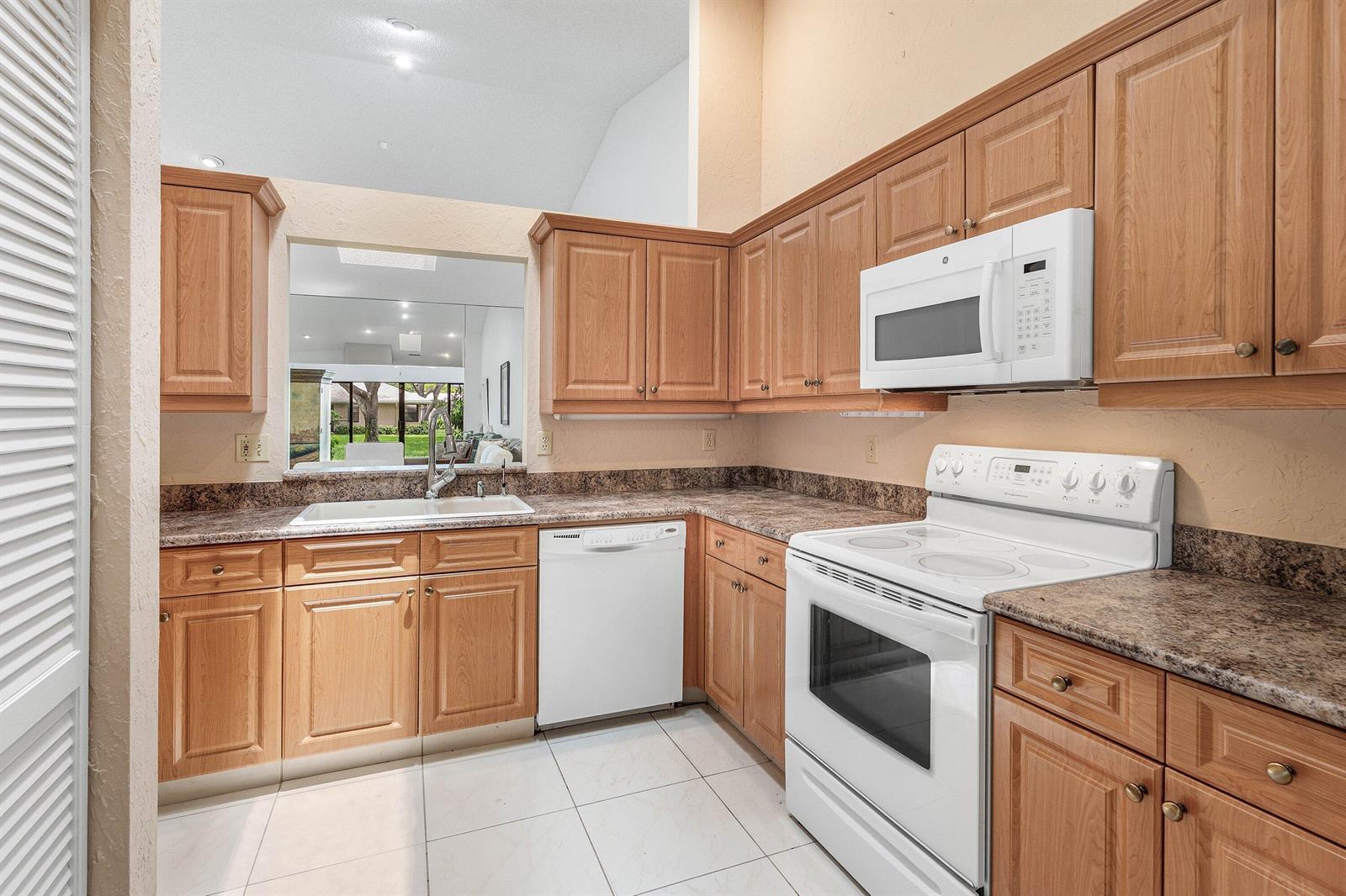 8271 SUN LAKE Drive, Boca Raton FL 33496 photo 4