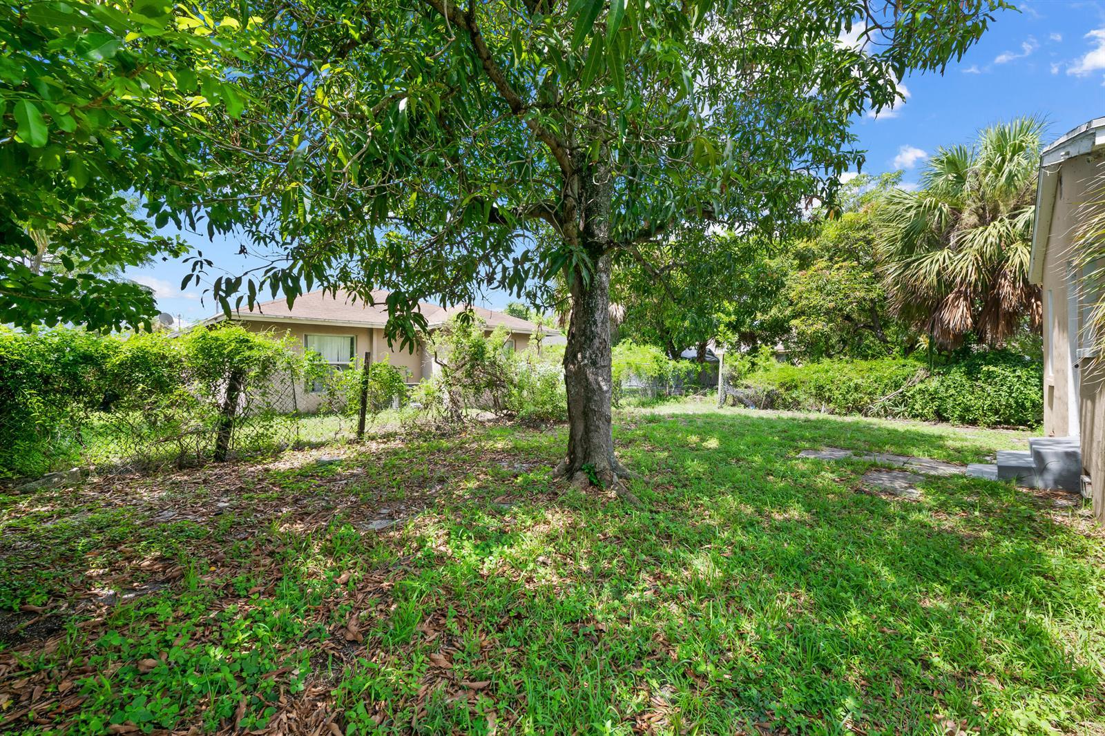 649 W 10TH Street, Riviera Beach FL 33404 photo 4