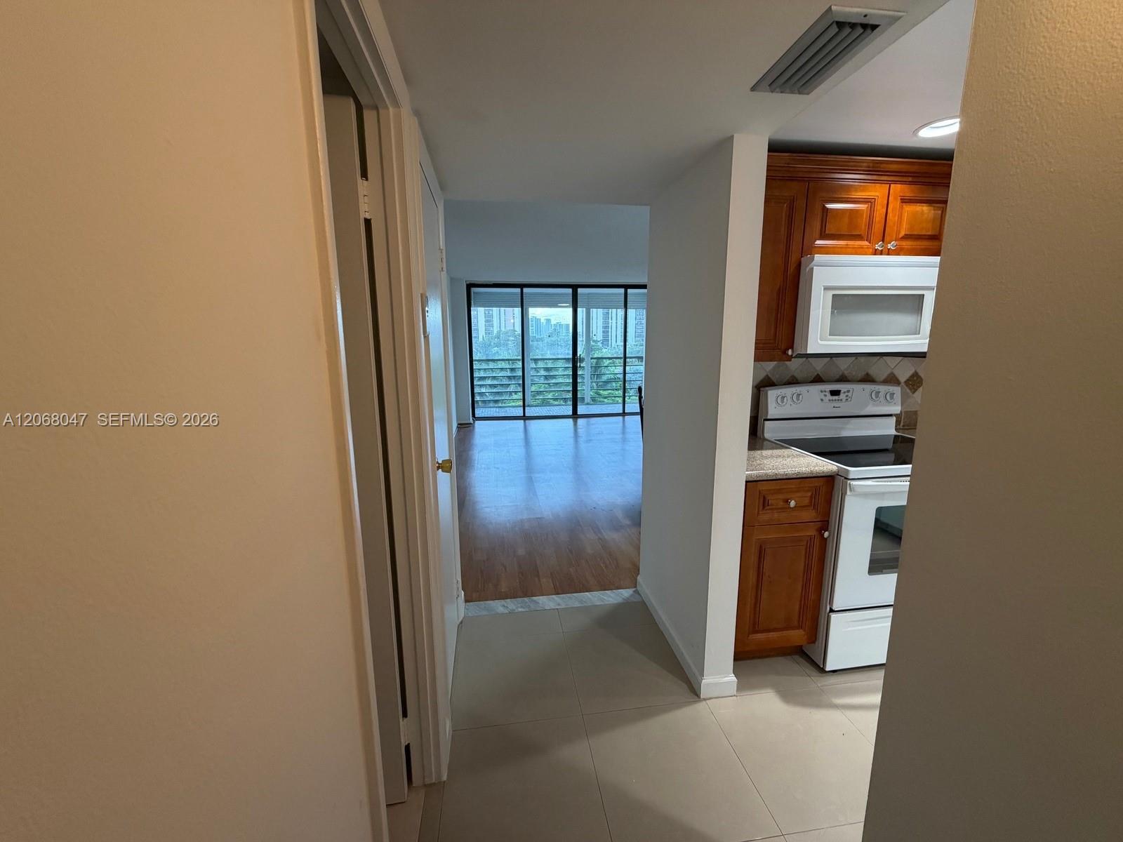 20500 W Country Club Dr # 517, Aventura FL 33180 photo 3