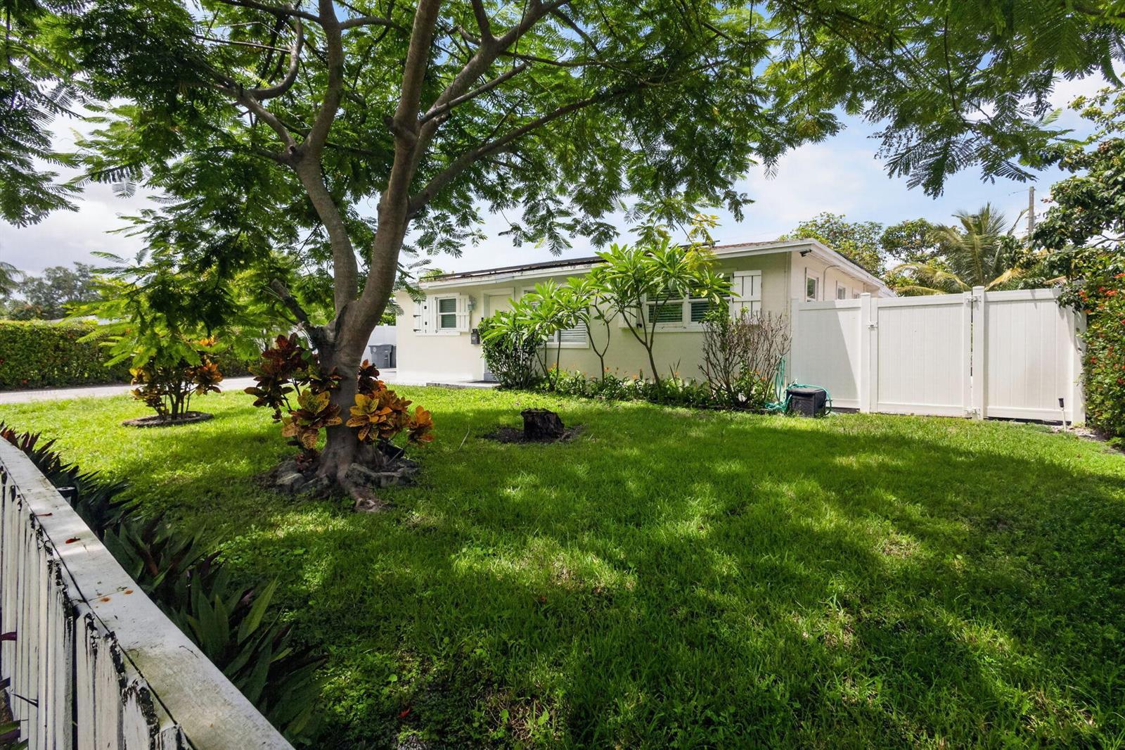 813 Date Palm Drive, Lake Park FL 33403 photo 3