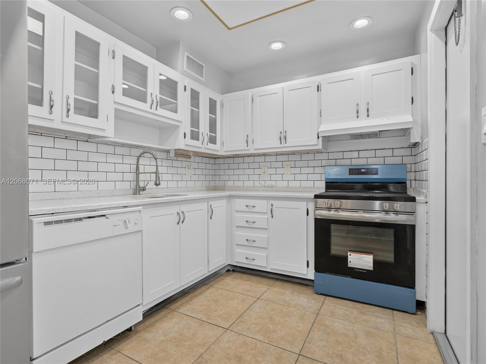 4140 NW 44th Ave # 408, Lauderdale Lakes FL 33319 photo 5