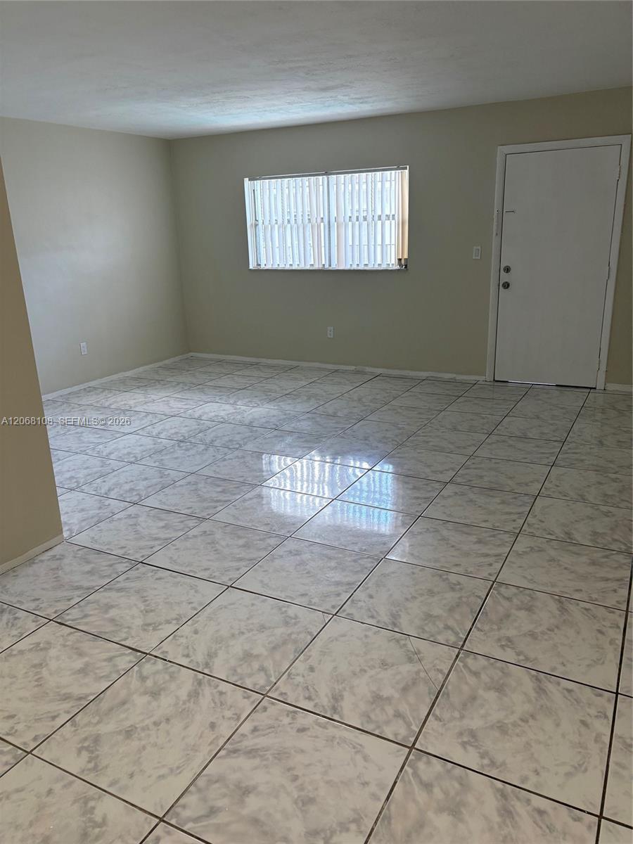 North Miami Beach, FL 33162 photo 2
