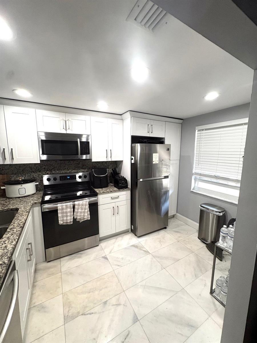 605 OAKS Drive # 304, Pompano Beach FL 33069 photo 3