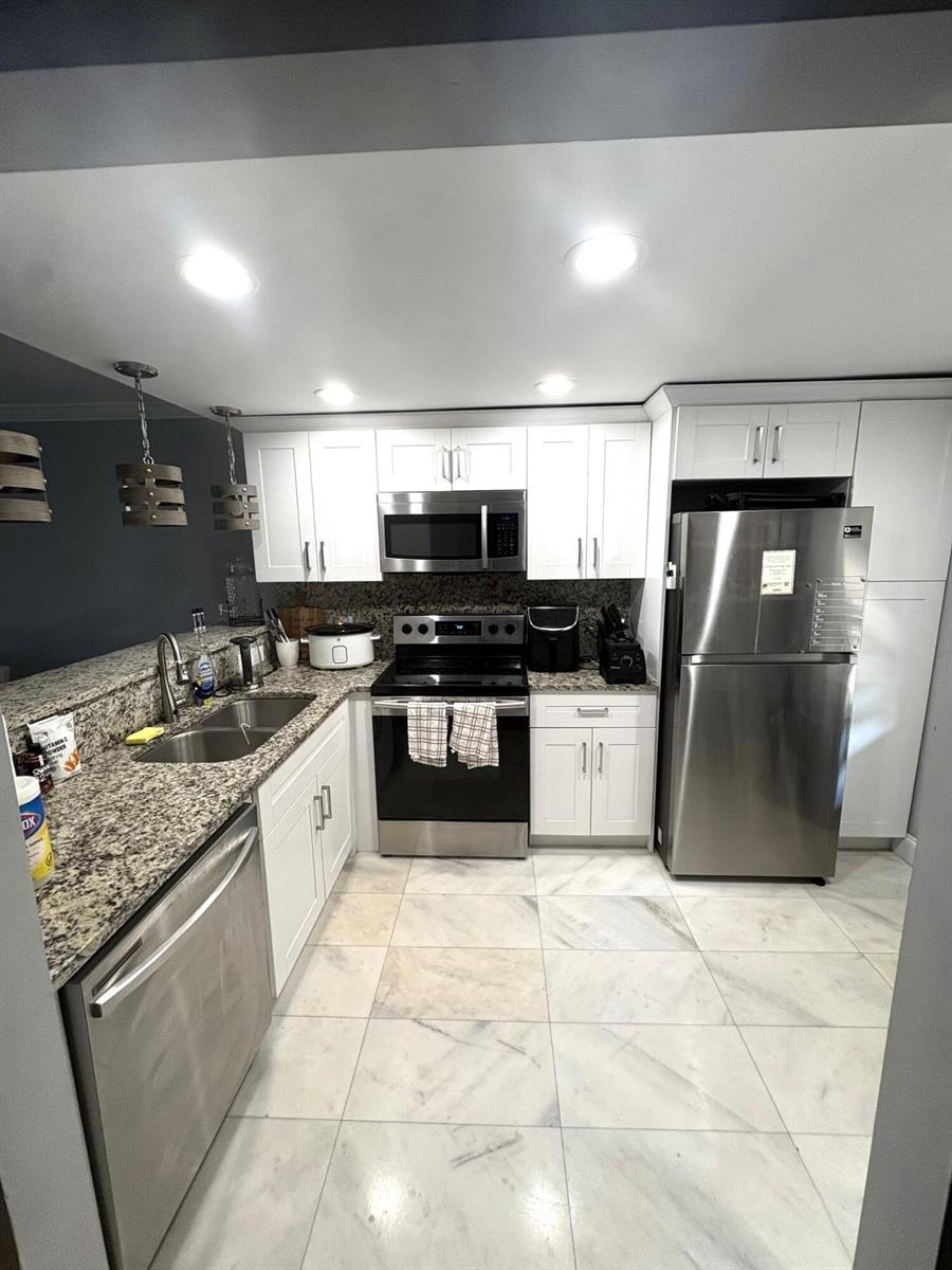 605 OAKS Drive # 304, Pompano Beach FL 33069
