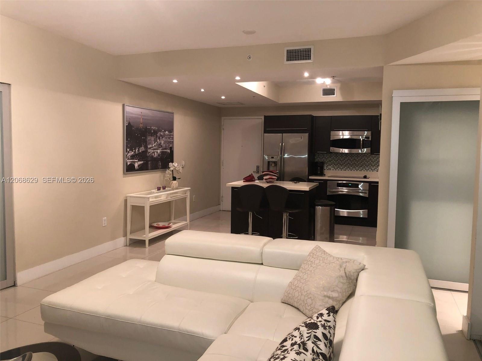 90 SW 3rd St # 3802, Miami FL 33130 photo 2