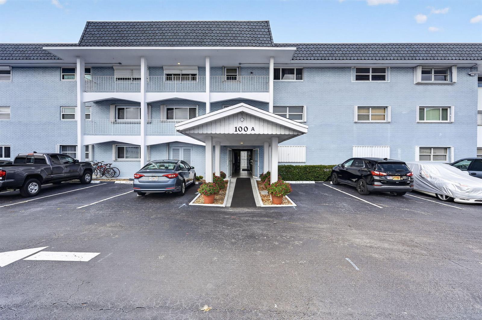100 SHORE Court # 311, North Palm Beach FL 33408