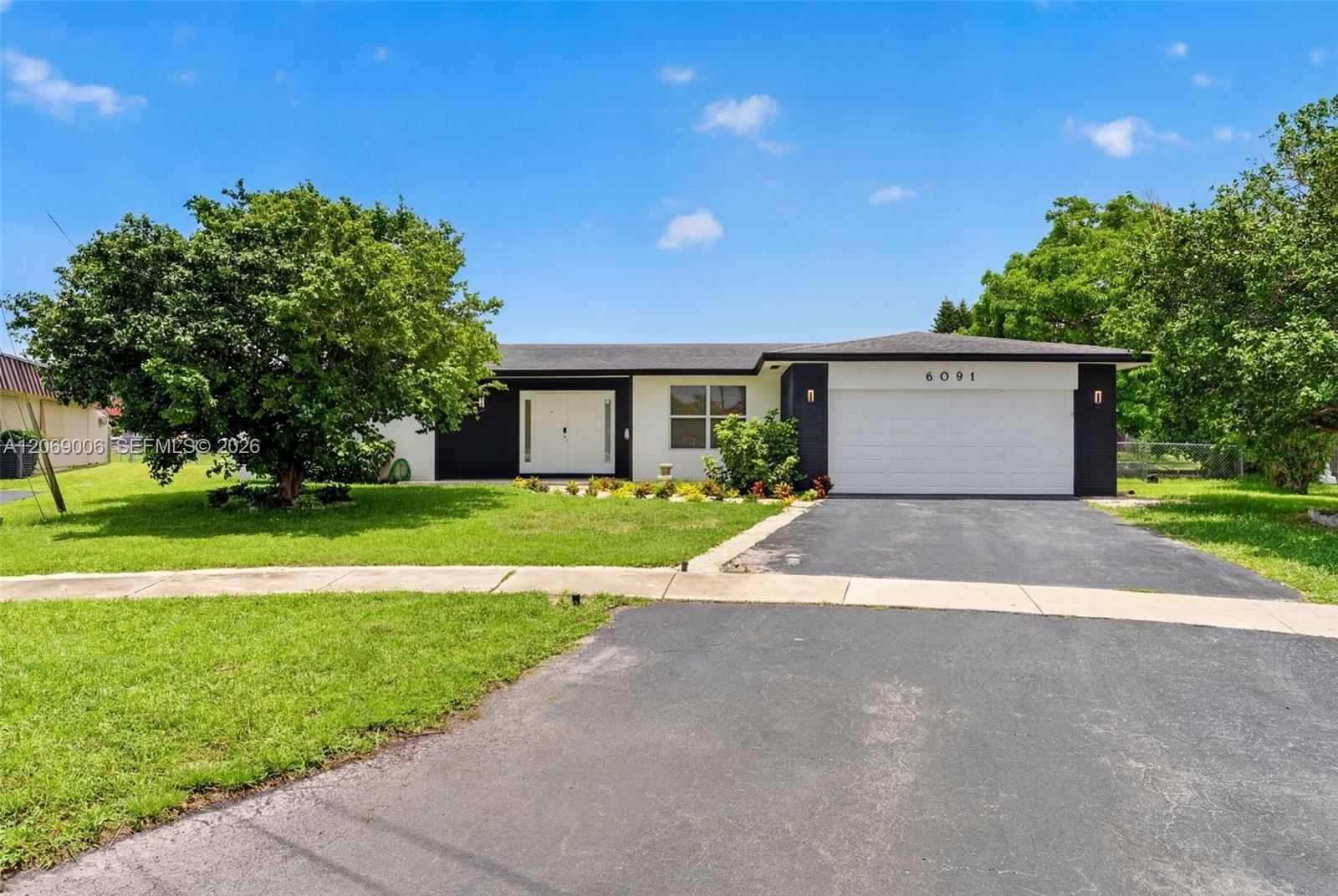 6091 SW 14th St, Plantation FL 33317