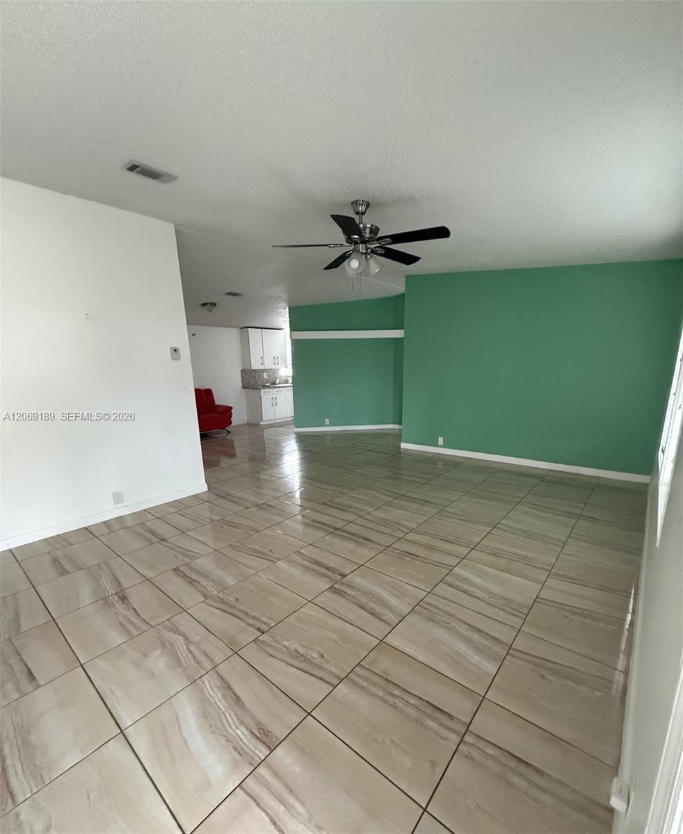 Miami, FL 33187 photo 4
