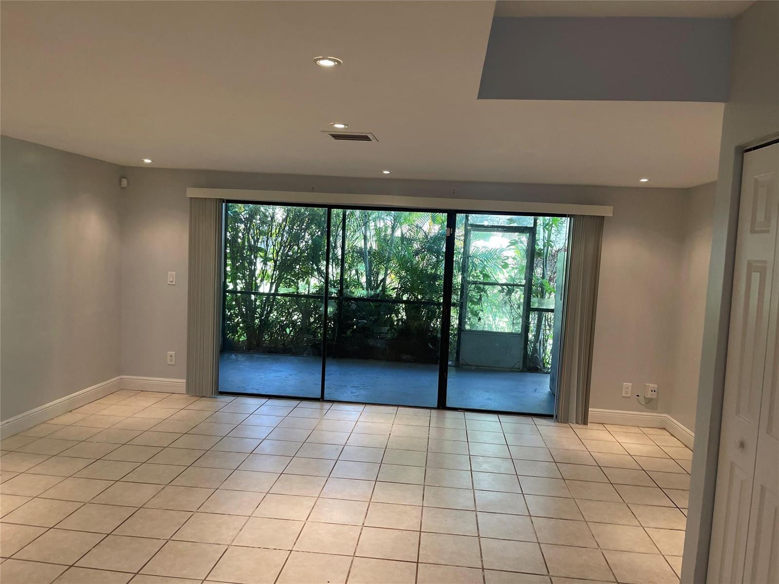8843 SPRINGTREE LAKES Drive, Sunrise FL 33351 photo 5