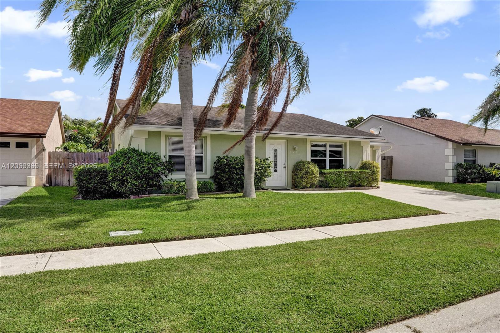 5451 Chicory Ln, Lake Worth FL 33463 photo 2