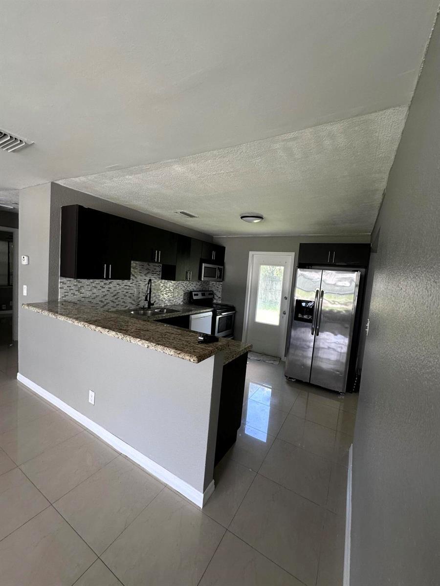 2431 NE 10TH Avenue NE, Pompano Beach FL 33064 photo 2