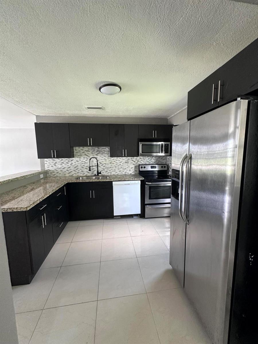 2431 NE 10TH Avenue NE, Pompano Beach FL 33064 photo 3