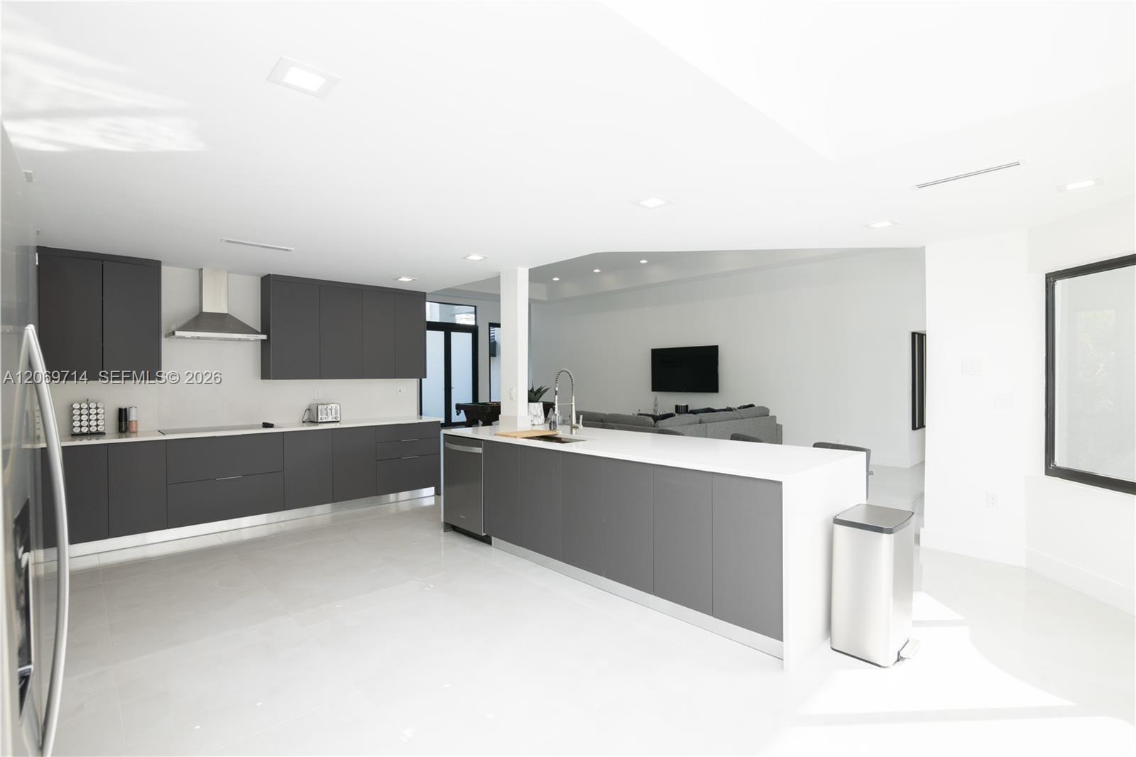 201 Holiday Dr, Hallandale Beach FL 33009 photo 5