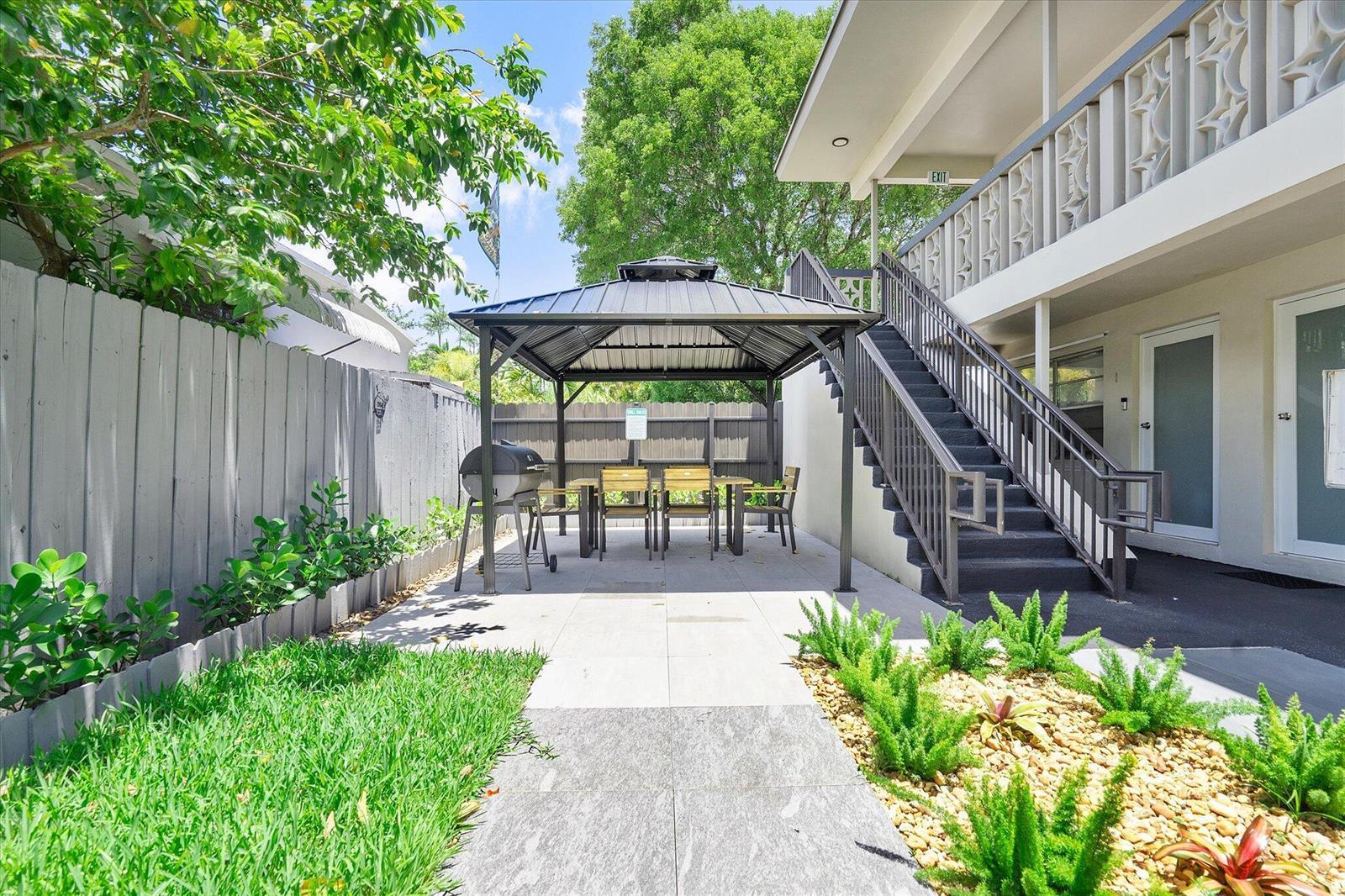 1638 PLUNKETT Street # 11, Hollywood FL 33020