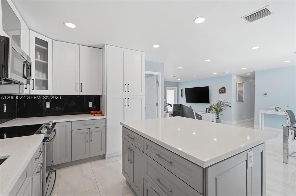 1580 NE 34th St, Oakland Park FL 33334 photo 4