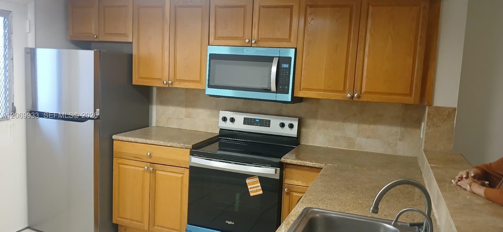 1591 NE Miami Gardens Dr # 205, Miami FL 33179 photo 3