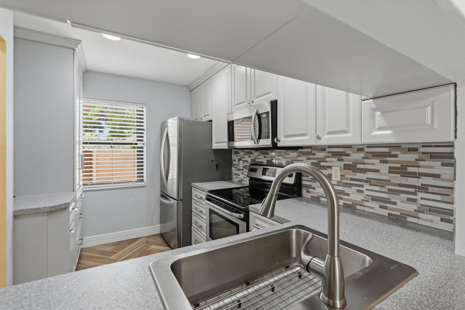 10927 NW 29TH Court, Sunrise FL 33322 photo 2
