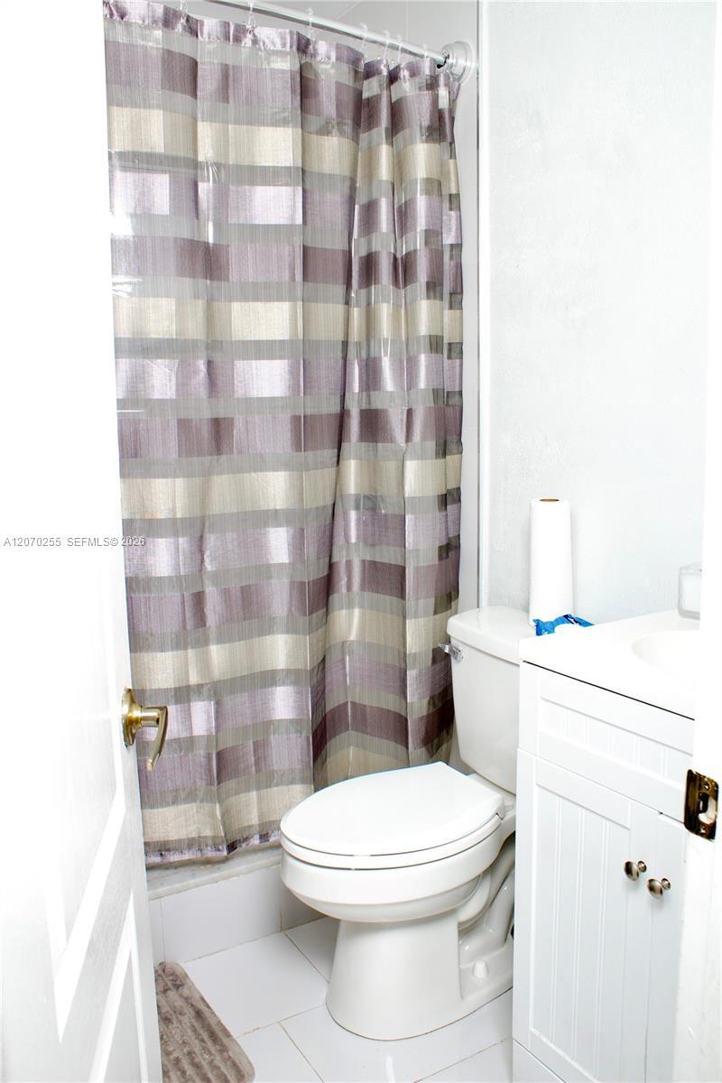 2732 W 68th Pl, Hialeah FL 33016 photo 4