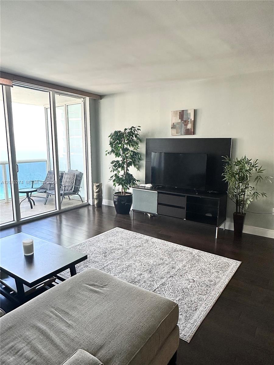 Hallandale Beach, FL 33009 photo 3