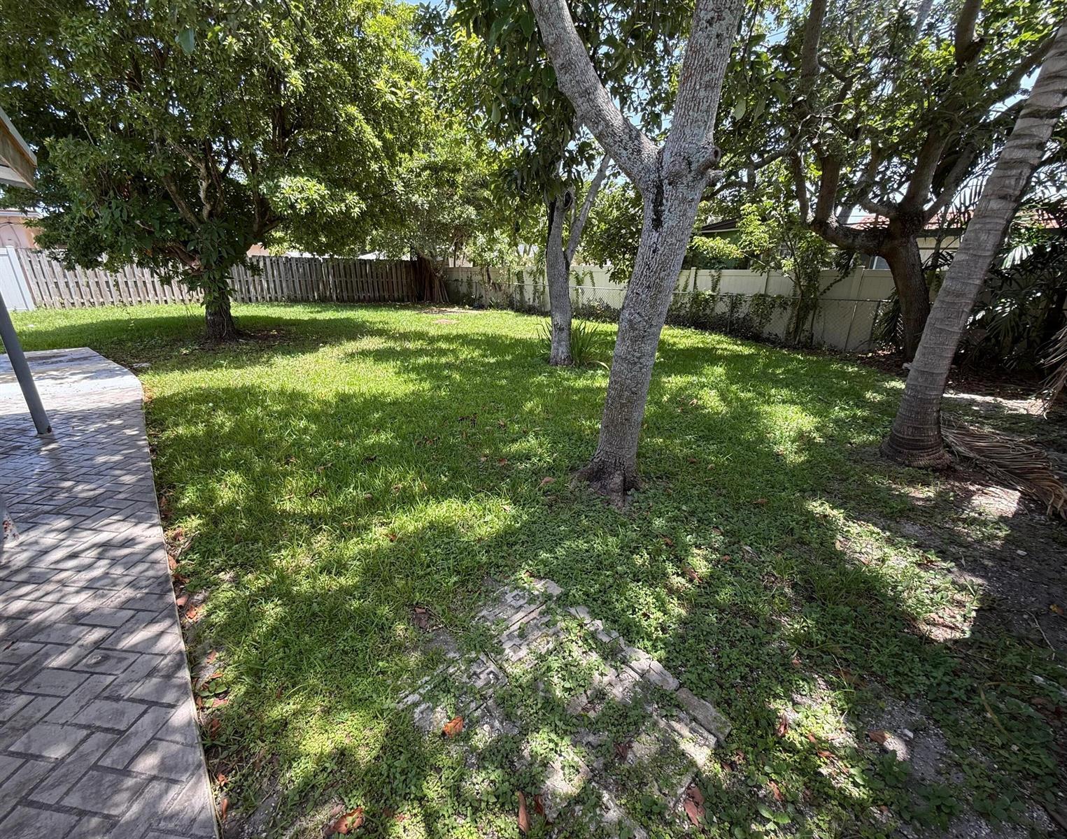637 SW 2ND Street, Hallandale Beach FL 33009 photo 2