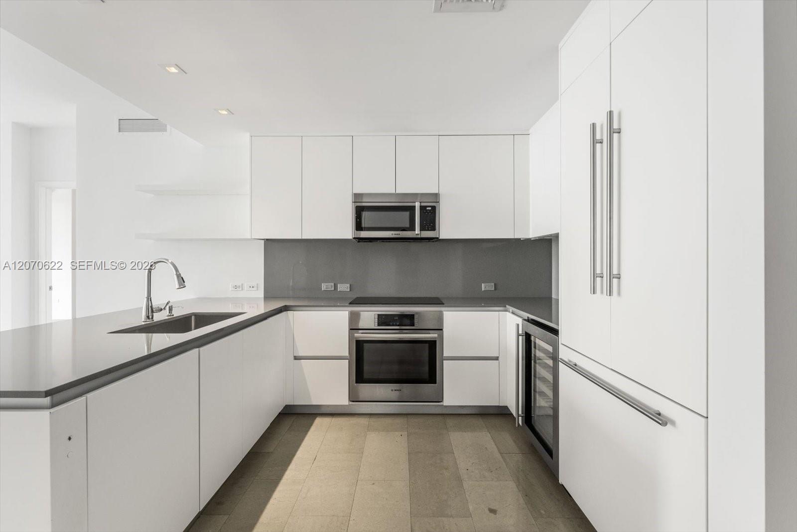 68 SE 6th St # 2304, Miami FL 33131 photo 2