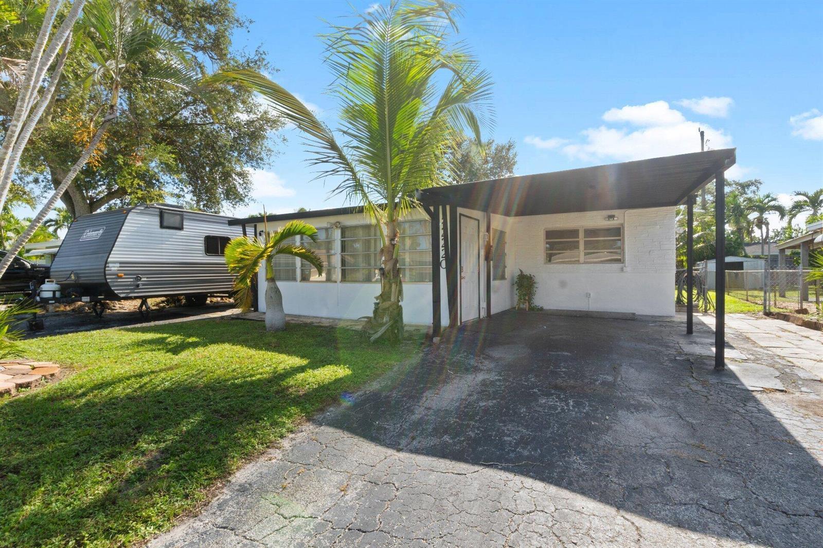 2220 N 57th Terrace, Hollywood FL 33021 photo 2