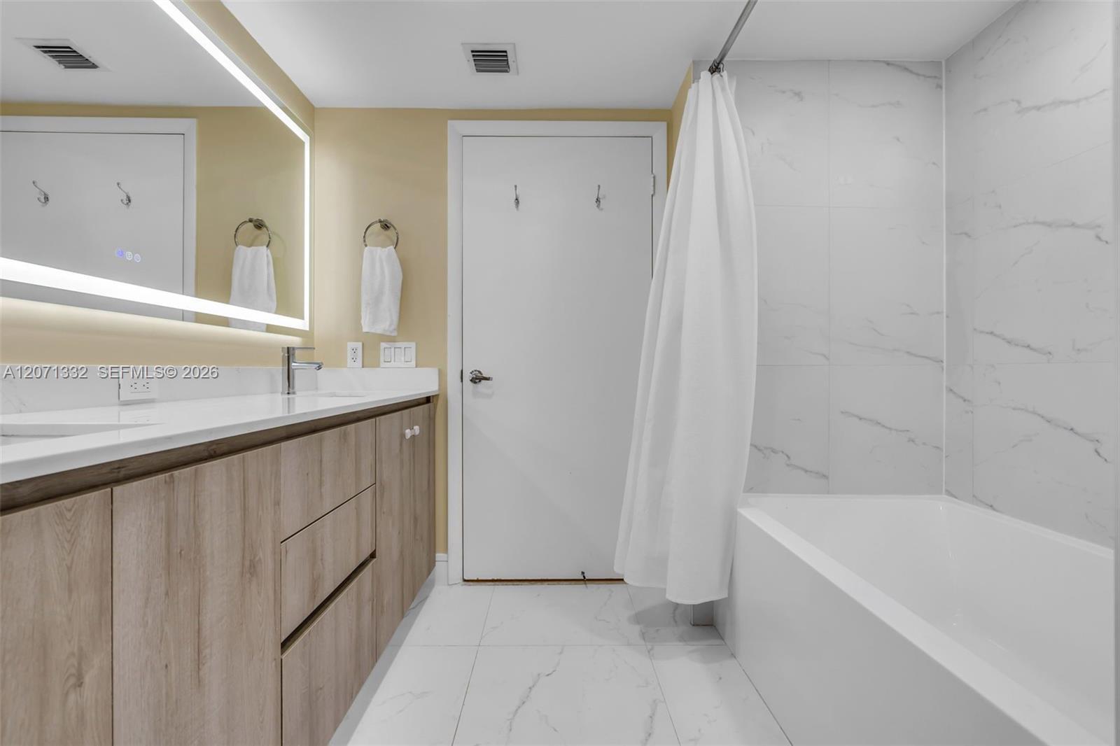 41 SE 5th St # 908, Miami FL 33131 photo 2