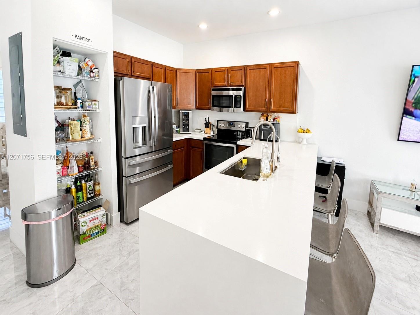 8876 W 35th Way, Hialeah FL 33018 photo 4
