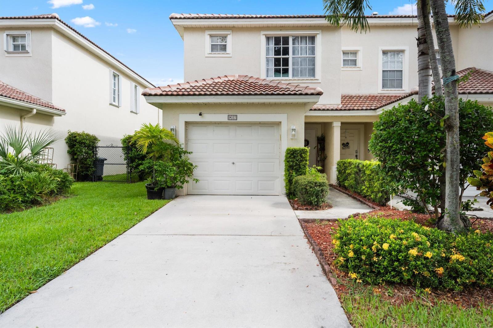 9037 Tremezzo Lane, Boynton Beach FL 33472 photo 2