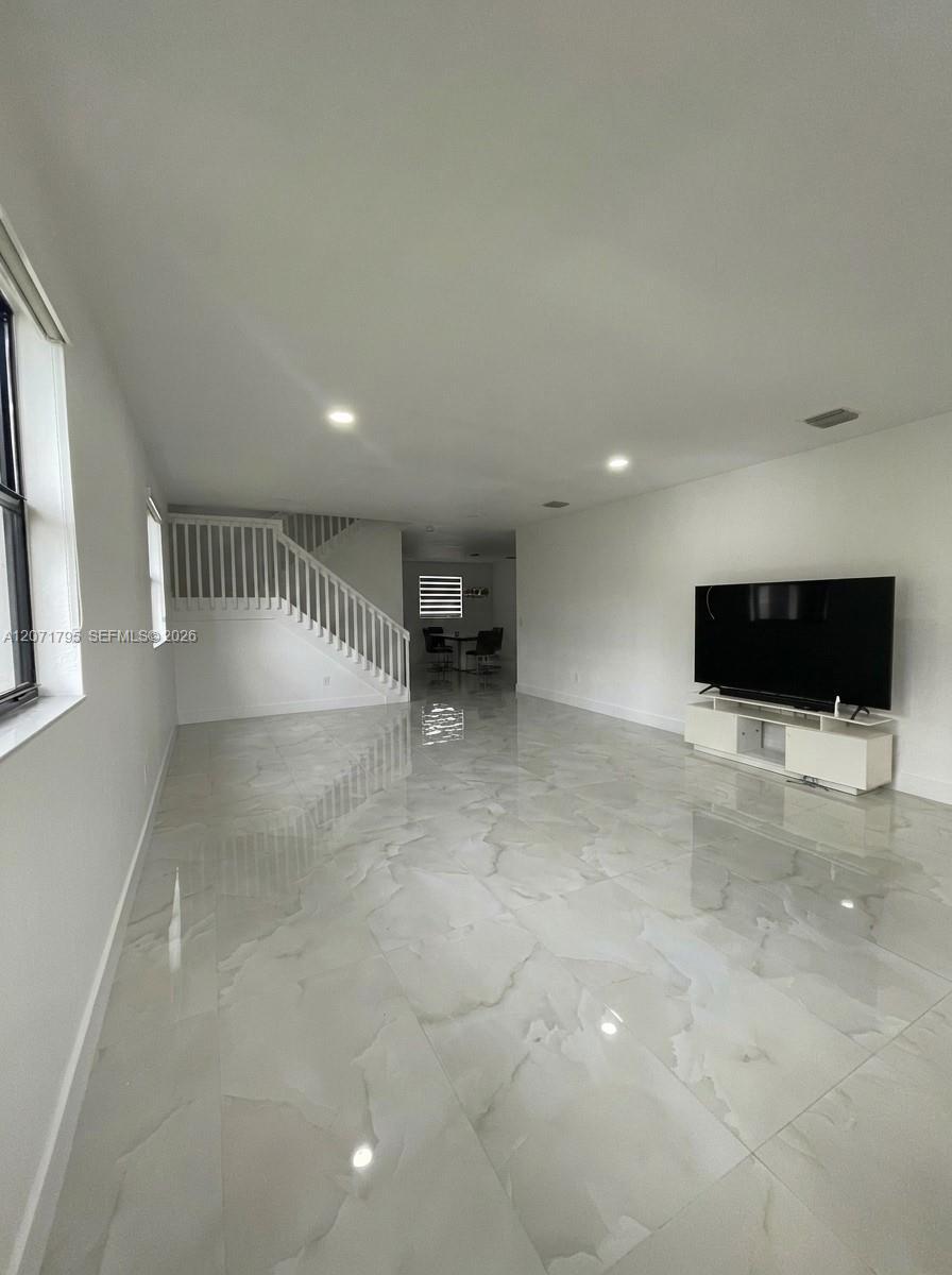 9260 W 35th Ln, Hialeah FL 33018 photo 2