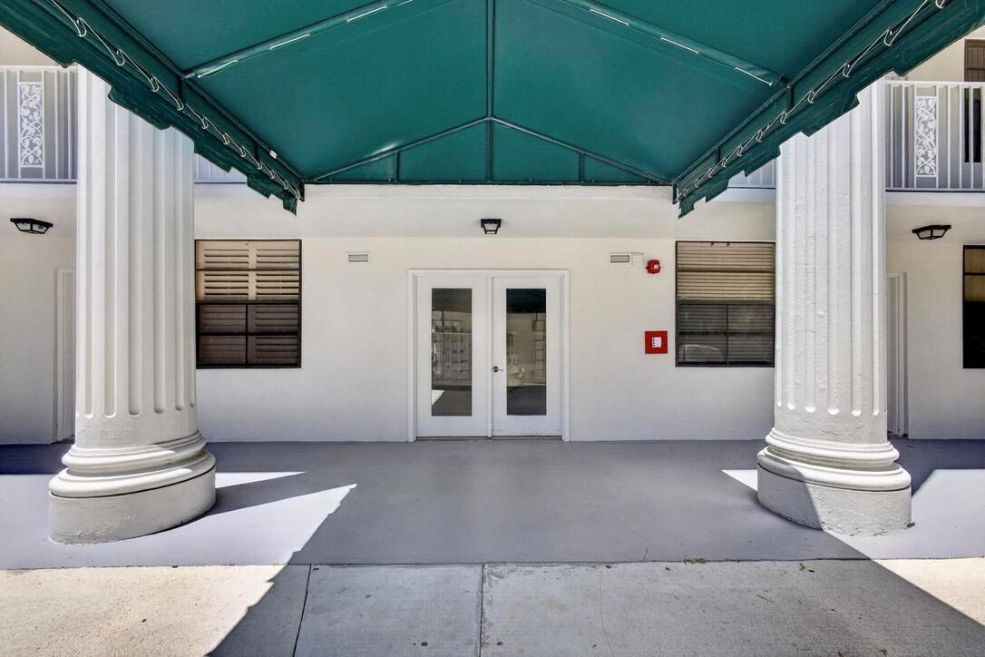 3635 Whitehall Drive # 302, West Palm Beach FL 33401 photo 3