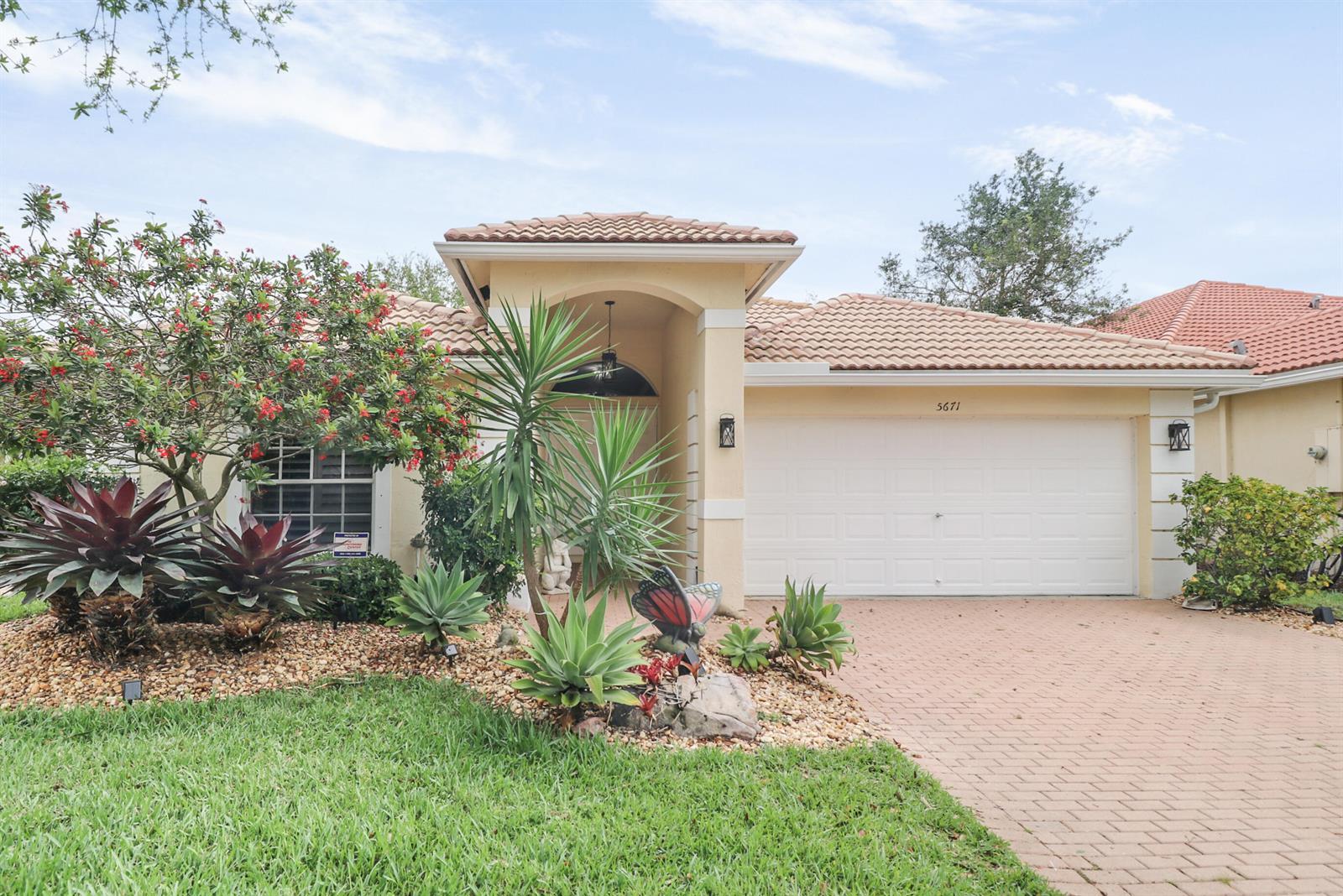 5671 S FOUNTAINS Drive S, Lake Worth FL 33467 photo 2