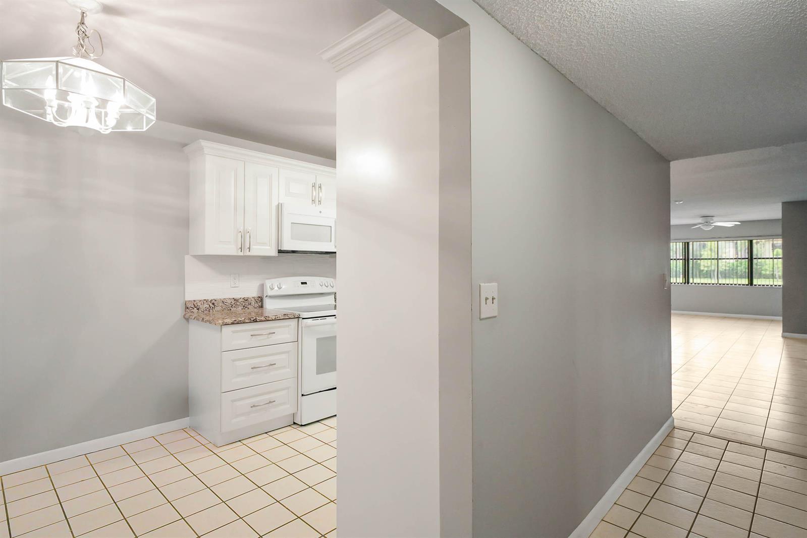 7593 TAHITI Lane # 106, Lake Worth FL 33467 photo 2