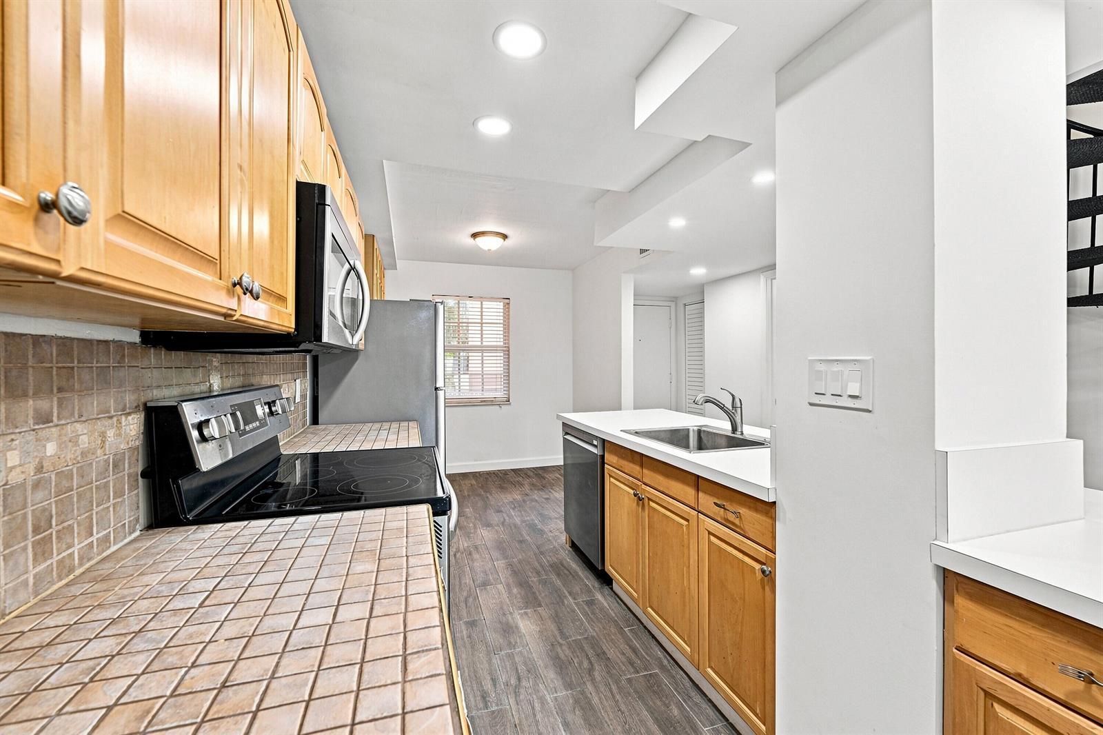 640 TENNIS CLUB Drive # 307, Fort Lauderdale FL 33311 photo 2