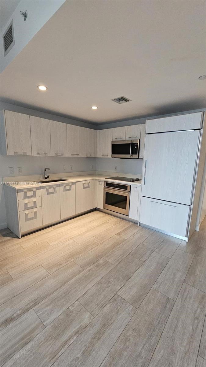 45 SW 9th St # 2102, Miami FL 33130