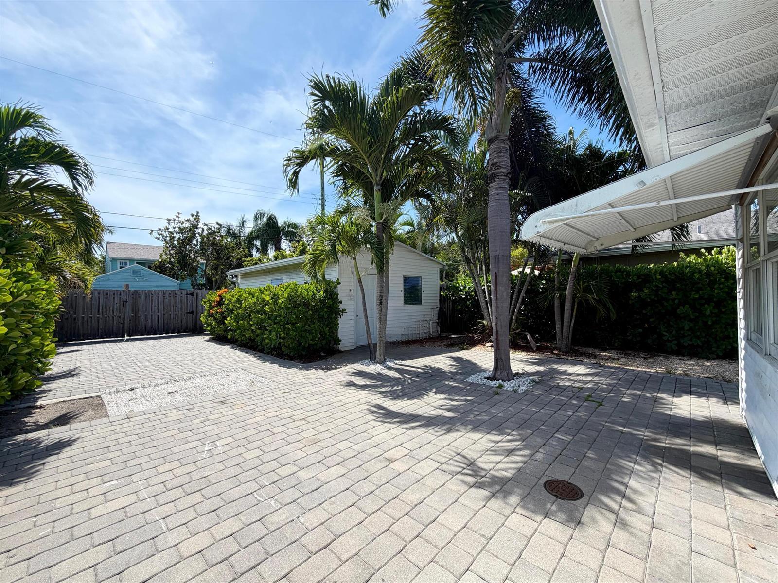 528 N J Street, FL 33460 photo 2