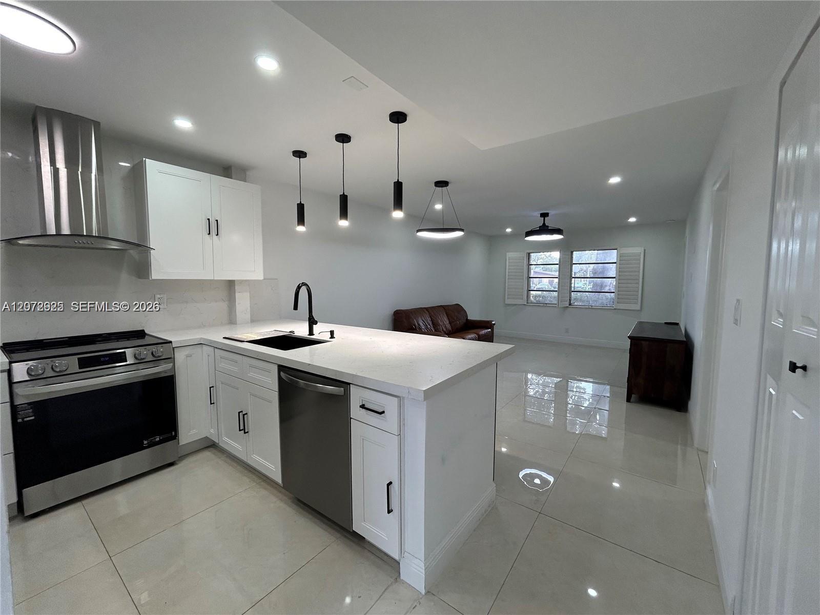 300 Berkley Rd # 108, Hollywood FL 33024 photo 2