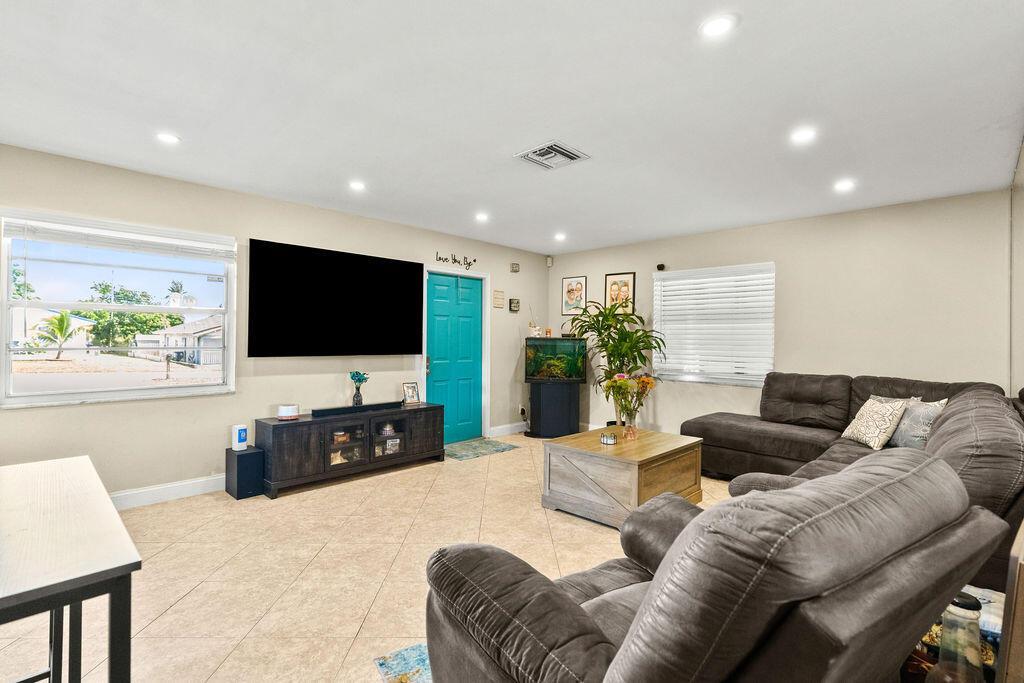 1102 Florence Road, Lantana FL 33462 photo 4
