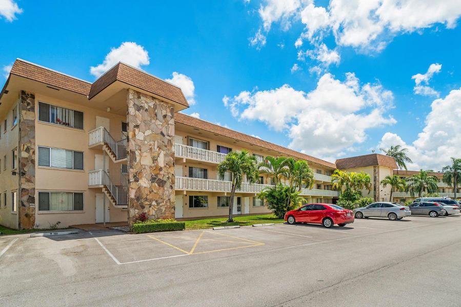400 VILLAGE GREEN Circle W # 102, Palm Springs FL 33461