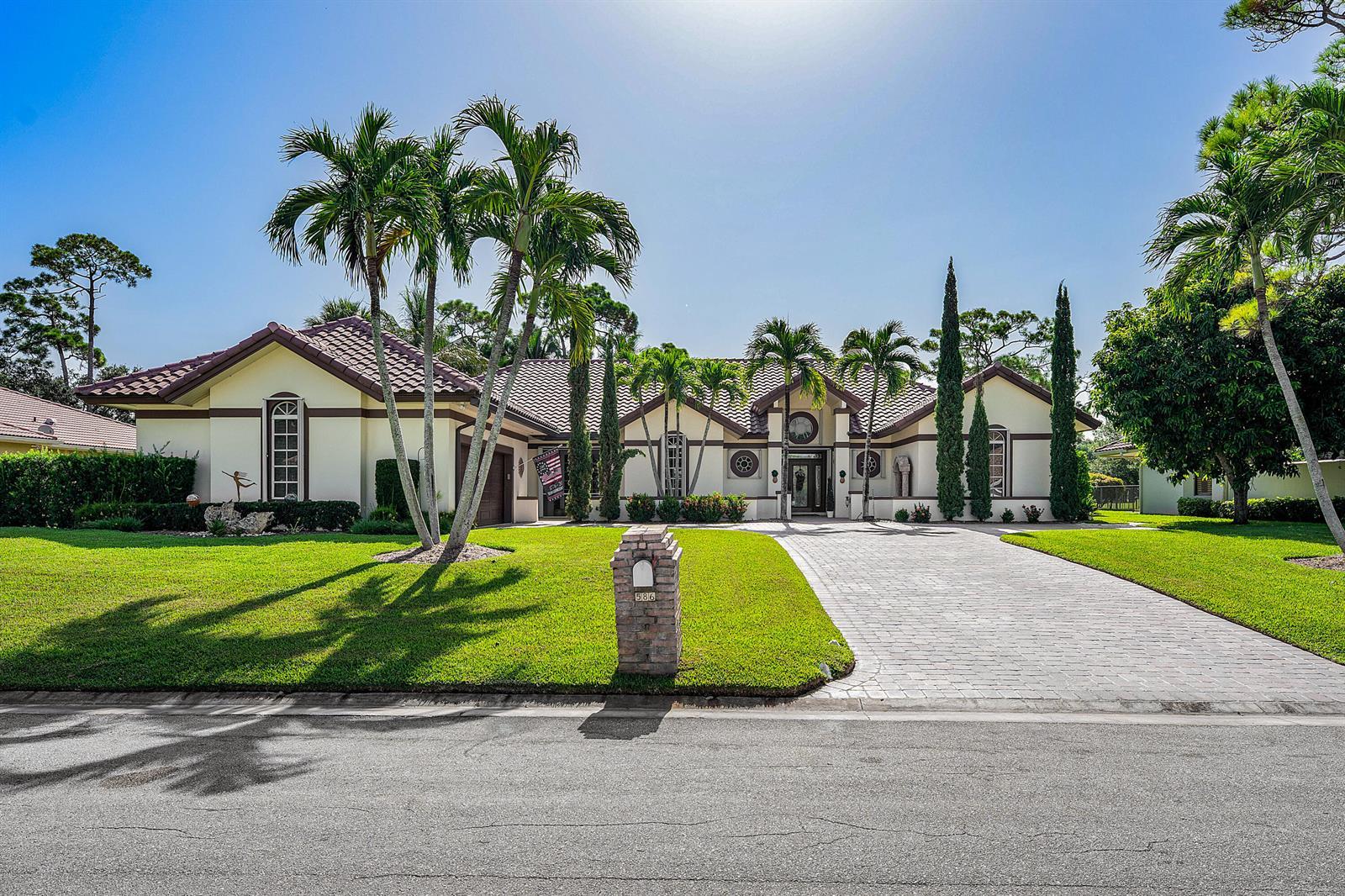 586 N Country Club Drive, Atlantis FL 33462 photo 4