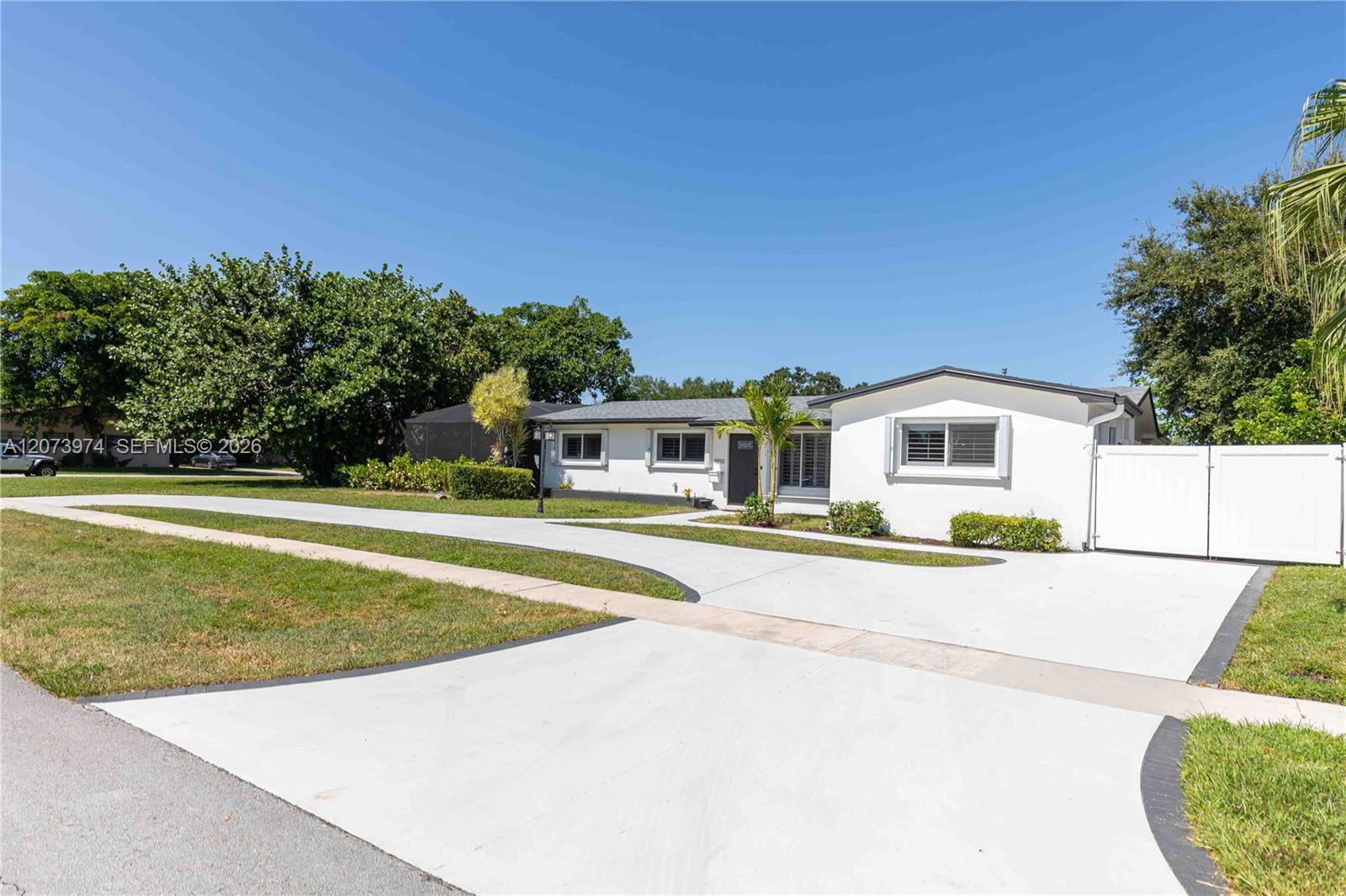 1900 NW 82nd Ter, Pembroke Pines FL 33024 photo 2