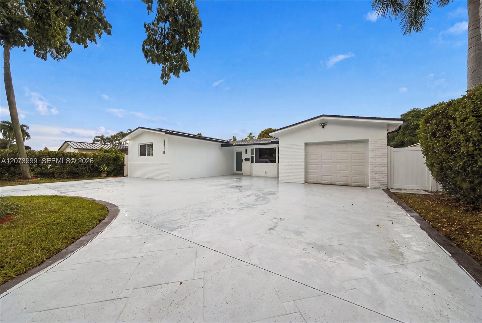 5518 Mckinley St, Hollywood FL 33021 photo 2