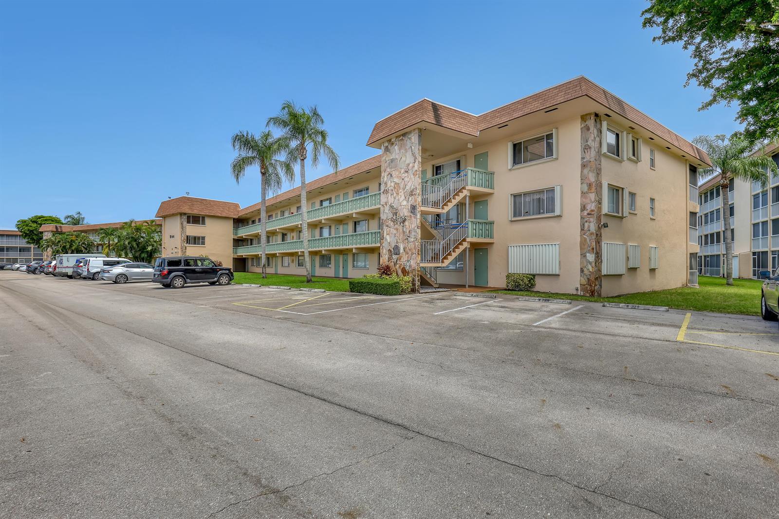 400 VILLAGE GREEN Circle W # 117, Palm Springs FL 33461